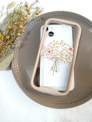 iPhoneケース　スマホケース　ハンドメイド　かすみ草とドライフラワーのブーケ　携帯カバー