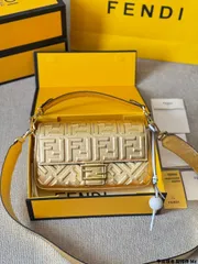 【本日限定特価】フェンディ バゲット ミディアムサイズ 25cm/17cm レザーバージョン チャーム付き[本日特価|新品未使用品]