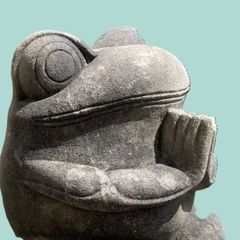バリ島の石像。「お祈りする カエル像」展示品 につき１点限り。＊店頭までご来店の上、現状でのお渡しが条件となります。