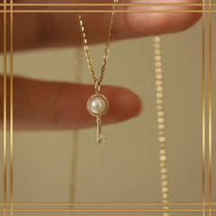 真珠とクリスタルのネックレスチャーム　+N K10 真珠とクリスタルのネックレスチャーム +N K10 - メルカリ
