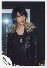 【中古】生写真(ジャニーズ) 関ジャニ∞/錦戸亮/腰上・ファー付きジャケット黒・ペンダント・顔横向き/公式生写真