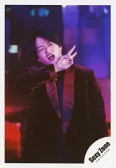 【中古】生写真(ジャニーズ) Sexy Zone/菊池風磨/膝上・衣装黒・紫・右手ピース・首傾げ・口開け・目線右/アルバム「POP × STEP!?」MVオフショット/公式生写真