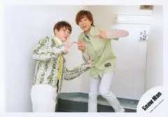 【中古】生写真(ジャニーズ) Snow Man/渡辺翔太・阿部亮平/横型・膝上/シングル「HELLO HELLO」MV＆ジャケ写オフショット/公式生写真