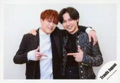 【中古】生写真(ジャニーズ) Travis Japan/松田元太・松倉海斗/横型・上半身・衣装黒.白・親指と人差し指立て・肩組み/「Travis Japan LIVE TOUR 2020 ENTER 1234567」グッズオフショット/公式生写真