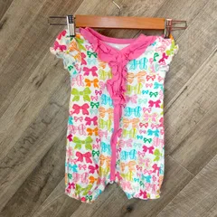 M1-01911【Kids】KoalaBaby（コアラベイビー）女の子 ロンパース（80）/白×ピンク リボン柄  裏、中央上に穴有  Gのサムネイル
