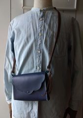 ネイビー色の手作りスマホショルダーバッグ