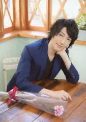 【中古】生写真(男性) 鈴木拡樹(荒北靖友)/上半身・衣装グレー・黒・座り・右手机・左肘つき・顔傾げ・口閉じ・花ピンク・私服ショット/舞台「『弱虫ペダル』インターハイ篇 The WINNER」ブロマイド