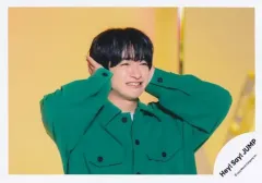 【中古】生写真(STARTO) Hey! Say! JUMP/知念侑李/横型・バストアップ/「Hey! Say! JUMP LIVE TOUR 2023→2024 PULL UP!」グッズオフショット/公式生写真