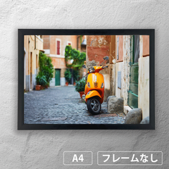 オレンジ色のクラシックベスパ　イタリアのレトロな街角　　フォトポスターA4 マット 【フレーム付】《MT》