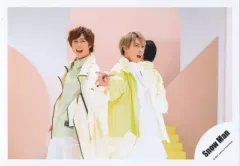 【中古】生写真(ジャニーズ) Snow Man/阿部亮平・宮舘涼太/横型・膝上/シングル「HELLO HELLO」MV＆ジャケ写オフショット/公式生写真
