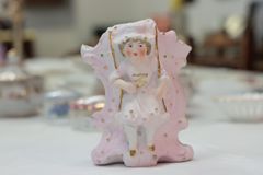 小物 インテリア小物 置物 アンティーク ベビーピンクの女の子フィギャー