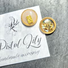 No.O-255 シェルアシンメトリーラウンドピアス ベージュ ハンドメイドサージカルステンレスピアス