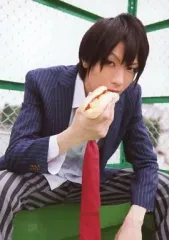 【中古】生写真(男性) 鈴木拡樹(荒北靖友)/膝上・座り・衣装グレー・白・制服・ネクタイ赤・右向き・右手パン・カメラ目線/舞台「『弱虫ペダル』インターハイ篇 The WINNER」ブロマイド