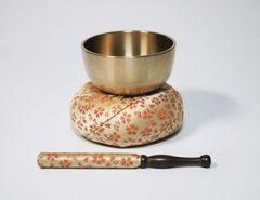 新品 京仏壇いせむら さくら柄日和リンセット 国産おりんセット 音色よく美しく響きます （各寸法・お色ございます） おりん・布団・リン棒のセットです リン リンセット 仏具りん おりん仏具 (２寸５分 ベージュ)