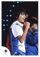 【中古】生写真(ジャニーズ) Sexy Zone/佐藤勝利/ライブフォト・上半身・衣装白青・右手グー・右向き・背景黒/公式生写真