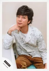 【中古】生写真(ジャニーズ) 嵐/松本潤/膝上・座り・衣装白・ズボン茶・右手顎・肘付き・顔左向き・カメラ目線/「Are You Happy?」ジャケ写撮影＆「Don’t You Get It」PV撮影/公式生写真