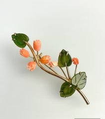 天然石 珊瑚 翡翠 ブローチ ゴールドカラー - メルカリ