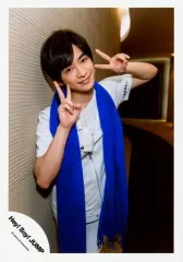 【中古】生写真(ジャニーズ) Hey! Say! JUMP/知念侑李/膝上・衣装白・ストール青・両手ピース・首傾げ/「真剣SUNSHINE」PV＆ジャケ/公式生写真