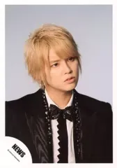 【中古】生写真(ジャニーズ) NEWS/手越祐也/バストアップ・衣装黒・シャツ白・目線右・顔傾げ・背景グレー/公式生写真