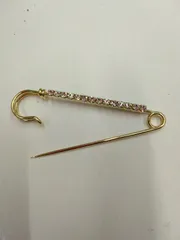 98●ラインストーン付きピンブローチ① ゴールド ストール留め スカーフ留め 大人 かわいい さりげない おしゃれ シンプル 秋コーデ