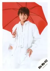 【中古】生写真(ジャニーズ) Kis-My-Ft2/北山宏光/膝上・衣装白・右手傘・カメラ目線・背景白/シングル「君、僕。」MV＆ジャケ写オフショット/公式生写真 