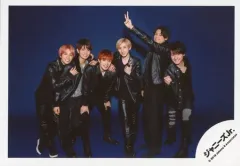 【中古】生写真(ジャニーズ) SixTONES/集合(6人)/横型・全身・衣装黒・松村左手ピース・森本右手グー・背景青/JOHNNYS’ ISLAND STORE オフショット/公式生写真