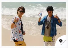 【中古】生写真(ジャニーズ) Mr.King vs Mr.Prince/平野紫耀・高橋海人/横型・膝上・サングラス・衣装白.青・高橋右手ペットボトル・海/16新春 ジャニーズJr. ハワイオフショット/公式生写真