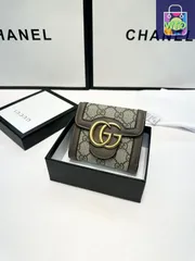 【今日特価】Gucci グッチ ショート三つ折りウォレットシリーズ 牛皮とPVCを採用する