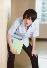 【中古】生写真(男性) 鈴木拡樹(荒北靖友)/膝上・衣装水色・制服・前屈み・目線左・私服ショット/舞台『弱虫ペダル』 インターハイ篇 The First Result ブロマイド