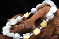 「吾輩はCATなり」マンマ・ミーア！可愛い猫ちゃんシリーズ マザーオブパール猫 パーティ仕様 軽量タイプ 当店オリジナルブレス 天然石パワーストーン パワーストーン 天然石 _A791