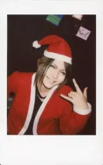 【中古】生写真(男性) FEST VAINQUEUR/TOMO/上半身・衣装赤白・帽子・サンタ服・左手指3本立て・右手後ろ・歯見せ・背景黒/生チェキ
