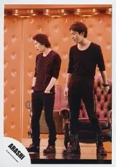 【中古】生写真(ジャニーズ) 嵐/松本潤・大野智/衣装黒・全身・左向き・ソファ・背景オレンジ・Face Down/公式生写真