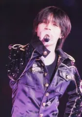 【中古】生写真(ジャニーズ) 関ジャニ∞/錦戸亮/ライブフォト・上半身・衣装紫・右手マイク・枠無し/公式生写真