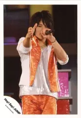 【中古】生写真(ジャニーズ) Hey! Say! JUMP/岡本圭人/ライブフォト・膝上・衣装白オレンジ・左手マイク・右手パー・目線左/公式生写真