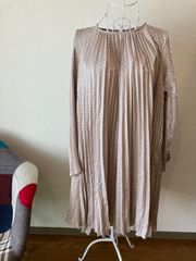ドット柄プリーツの緩急が冴える！個性派ワンピ（SNIDEL）