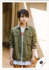 【中古】生写真(ジャニーズ) 関西ジャニーズJr./大西流星/膝上・衣装白・カーキ・両手下げ・目線三井G・背景ベージュ/18夏「明日を駆ける 少年たち」グッズ撮影オフショット/公式生写真