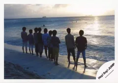 【中古】生写真(ジャニーズ) Hey! Say! JUMP/集合(9人)/横型・全身・衣装赤・白・後ろ向き・野外・海・浜辺/公式生写真