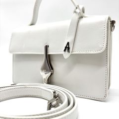 【希少】 ALAIA アライア 2way ショルダーバッグ ハンドバッグ 小物入れ フラップ 留め金具 シルバー金具 チャーム ミラー付き ロゴ型押し 肩掛け 斜め掛け レザー レディース ホワイト 白色