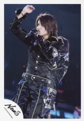 【中古】生写真(ジャニーズ) NEWS/手越祐也/ライブフォト・膝上・衣装黒・左向き・右手上げ・左手マイク・口すぼめ/公式生写真