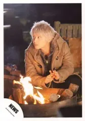 【中古】生写真(ジャニーズ) NEWS/手越祐也/膝上・衣装茶色.グレー・両手重ね・目線左・焚き火・座り/公式生写真