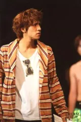 【中古】生写真(ジャニーズ) Hey! Say! JUMP/八乙女光/ライブフォト・上半身・衣装白・茶・赤・ボーダー柄・両手下げ・顔右向き・背景黒・2Lサイズ/舞台「DREAM BOYS 2012」ステージフォト