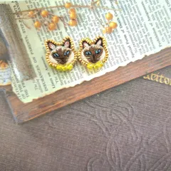 刺繍　シャム猫さんのイエロービーズ　ピアス/イヤリング