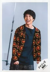 【中古】生写真(ジャニーズ) ジャニーズWEST/重岡大毅/膝上・衣装黒・青・顔左向き・目線左・笑顔/「ジャニーズWEST LIVE TOUR 2019 WESTV!」グッズオフショット/公式生写真