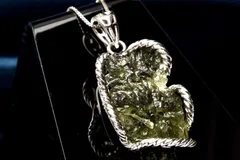 【新入荷】モルダバイトペントプ　鑑定書付き　隕石（新品未使用）高品質　希少！最強 楽天市場】モルダバイト 鑑別書 原石の通販