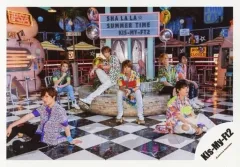 【中古】生写真(ジャニーズ) Kis-My-Ft2/集合(7人)/横型・全身・座り・衣装青・緑・赤・黄色・白・紫・ローラースケート・二階堂右手顎・センター北山・両手重ね/「Sha la la☆Summer Time」PV＆ジャケ写撮影/公式生写真