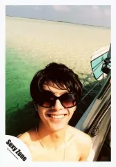 【中古】生写真(ジャニーズ) Sexy Zone/佐藤勝利/バストアップ・上半身裸・サングラス・歯見せ・海・「Sexy Zone」/16新春 佐藤勝利 Mr.KING ハワイオフショット/公式生写真