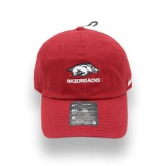 日本未発売 ナイキ X アーカンソー・レイザーバックス クラブ キャップ / NIKE X ARKANSAS RAZORBACKS CLUB CAP [CARDINAL]