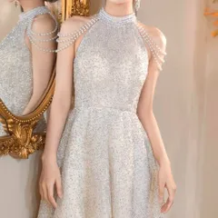 煌びやかでゴージャスなパール付き ホルターネックロングドレス