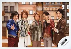 【中古】生写真(ジャニーズ) 嵐/集合(5人)/横型・膝上・センター大野・櫻井.大野指立て・相葉右手グー・他2人ピース・背景建物・寄り/公式生写真