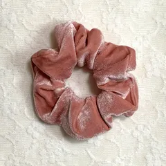 ピンク色のベルベットのシュシュ